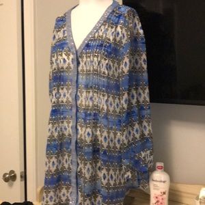 Beautiful 💯 % polyester sequence around the neck